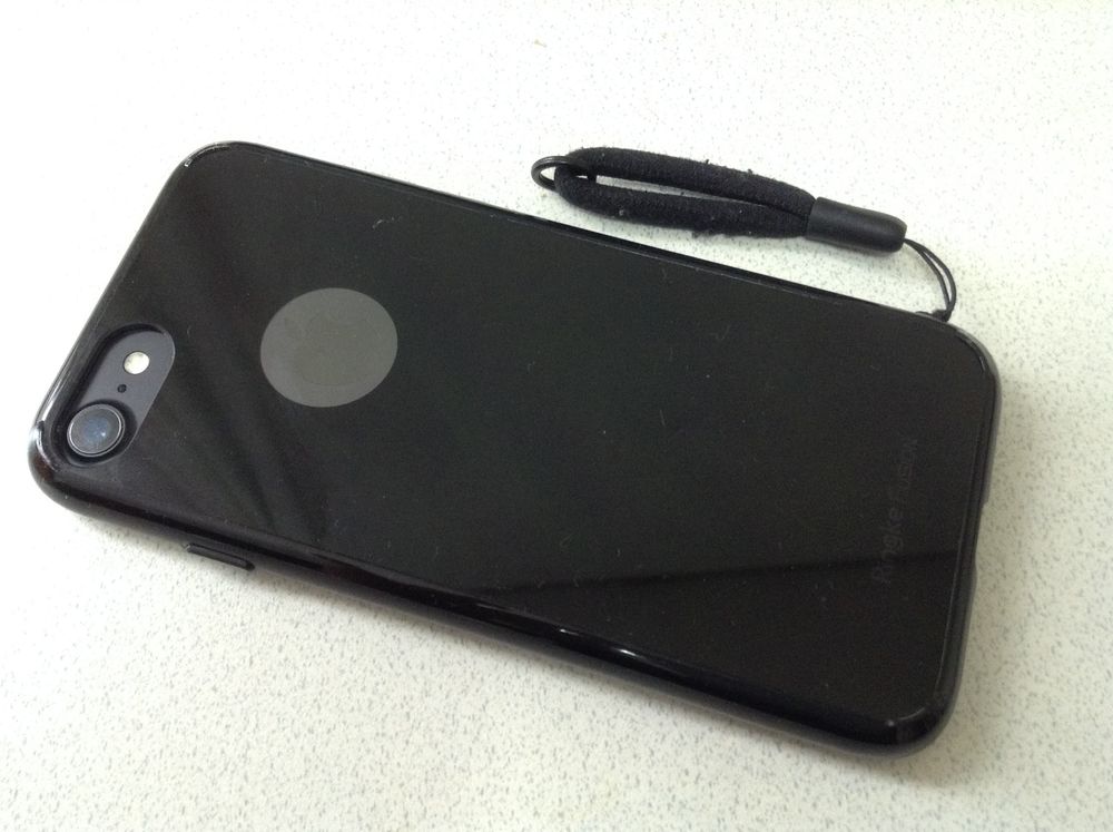 シンプルが心地いいiPhone7・iPhone8スマホケース　ストラップホール付き