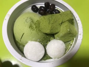 セブンプレミアム　宇治抹茶氷　わらび餅・あんこ添えが美味い！